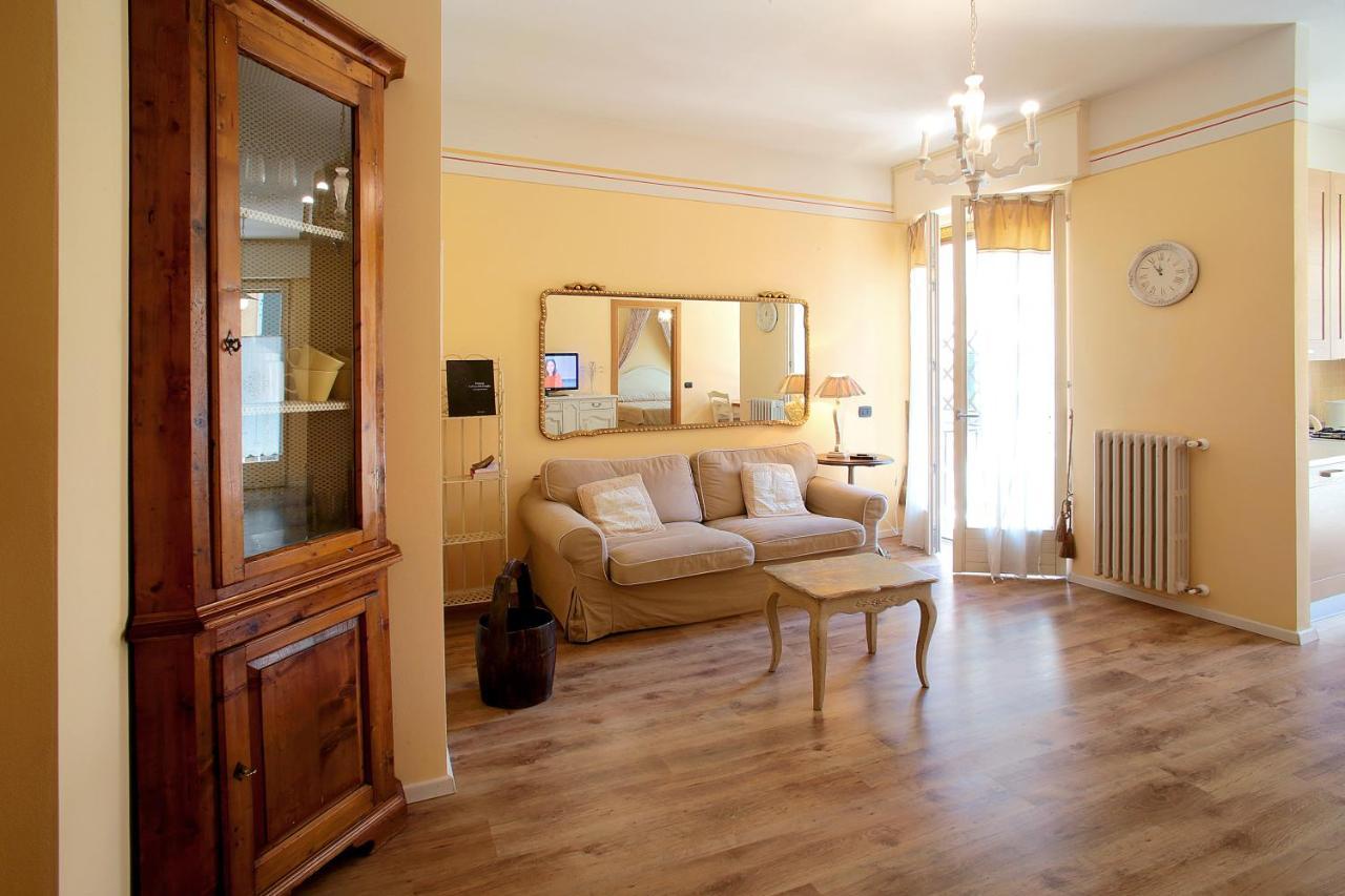 Appartamenti Piazza Umberto I Torri Del Benaco Esterno foto