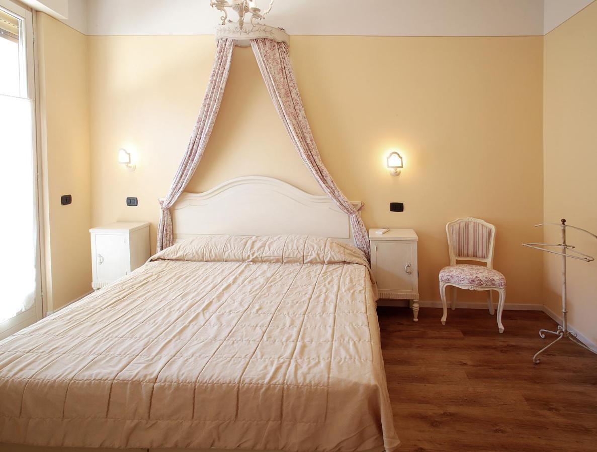Appartamenti Piazza Umberto I Torri Del Benaco Esterno foto
