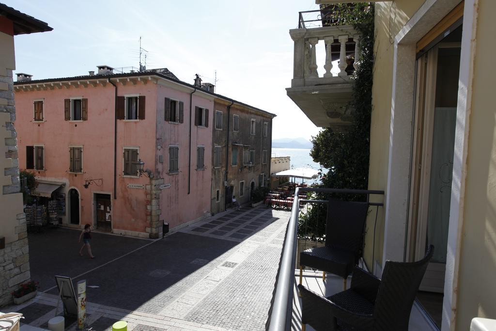 Appartamenti Piazza Umberto I Torri Del Benaco Camera foto