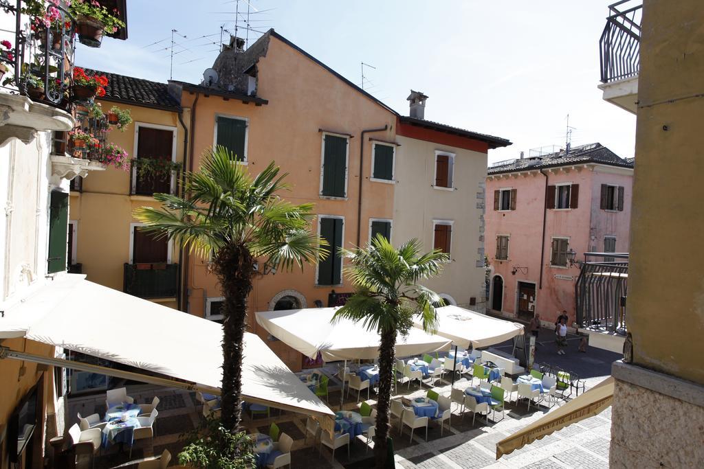 Appartamenti Piazza Umberto I Torri Del Benaco Camera foto