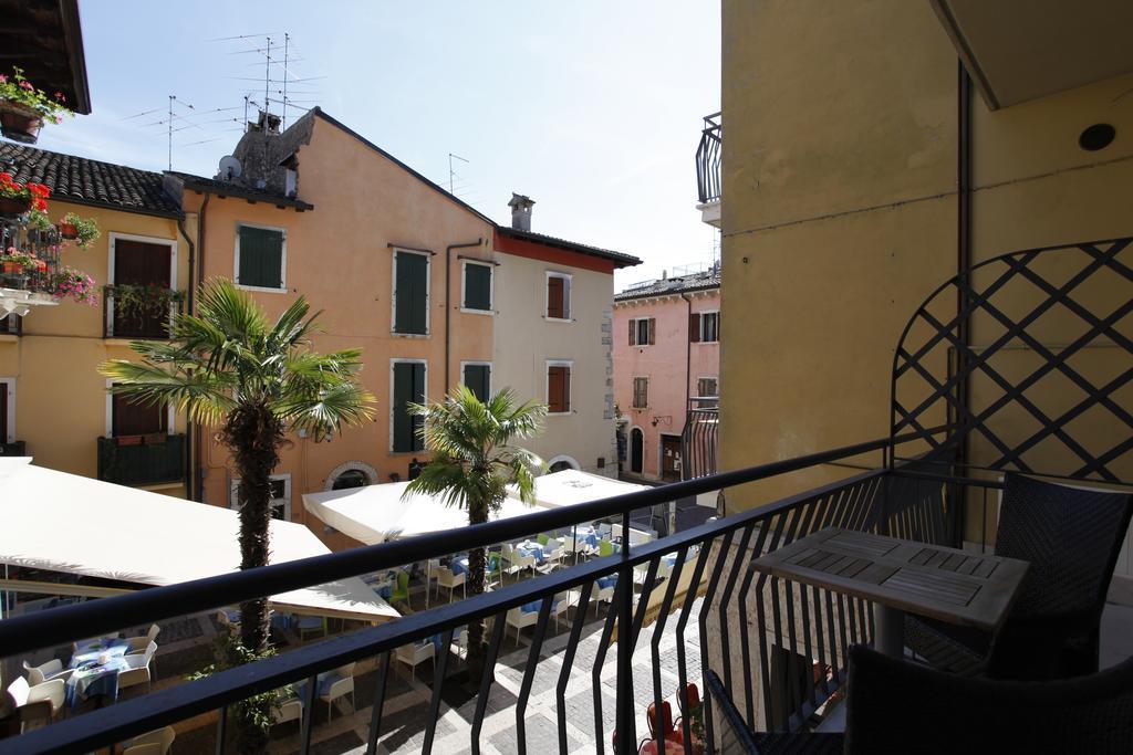 Appartamenti Piazza Umberto I Torri Del Benaco Camera foto
