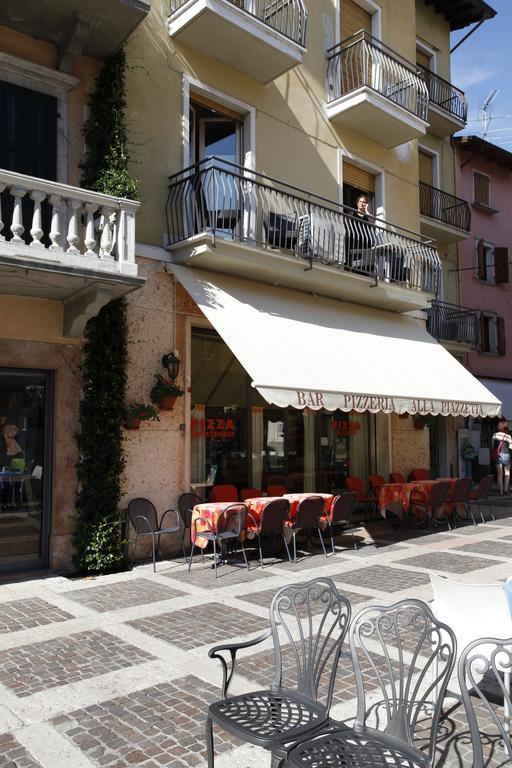 Appartamenti Piazza Umberto I Torri Del Benaco Camera foto