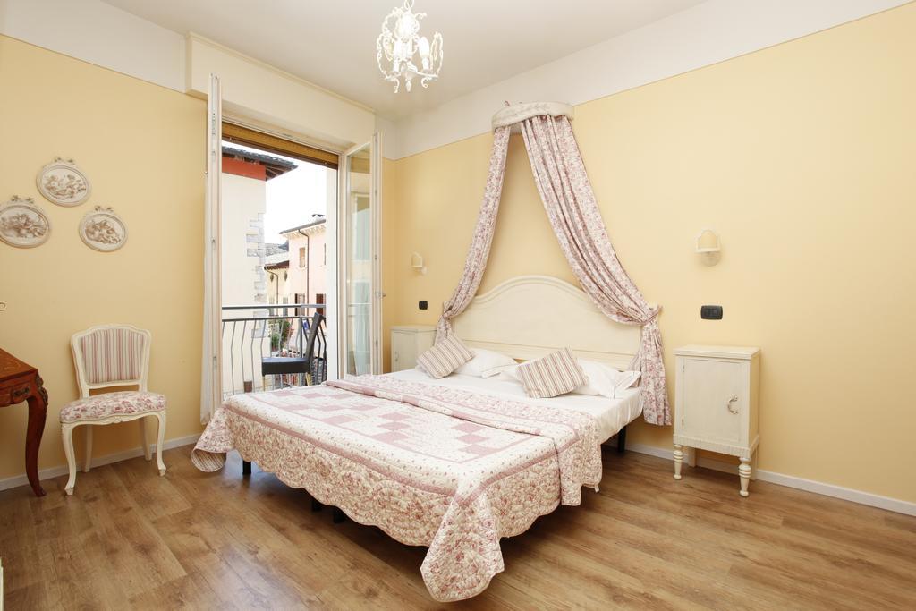 Appartamenti Piazza Umberto I Torri Del Benaco Camera foto