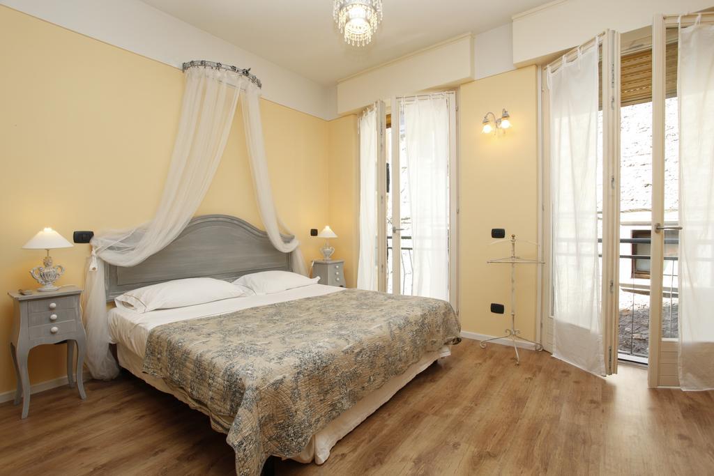Appartamenti Piazza Umberto I Torri Del Benaco Camera foto